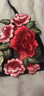 很性感的文胸哦，一次买了两件，都很满意，刺绣花朵的做工也很精致，这个价钱值了。重点说一下卖家的服务态度真的超好哦，各位还在观望的仙女们快下手吧，不会失望的！