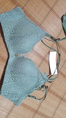 大爱的薄杯款，3/4杯，几乎上这次买的都是第一次尝试的款式，都很sex和好看，每款都有送小内内，个人觉得这款穿戴不方便，刚开始都不知道怎么穿，后来捣鼓一下就会了，虽然不好穿戴，但是很好看的哦，薄杯就是舒服，😍😍😍😍😍😍😍