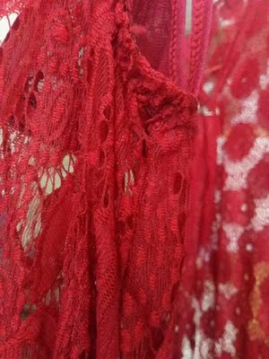 期待中的好货，薄丝柔和，舒适柔软，花纹非常漂亮，好喜欢。和卖家描述的一样。收到货就洗了。