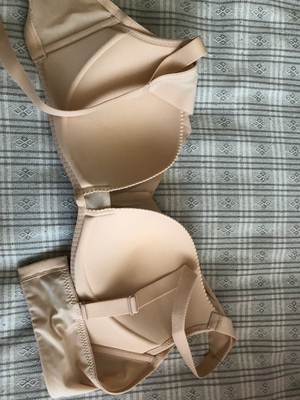 文胸质量很好，符合卖家描述，物流速度很快，客服态度很好，之前发生过几次调货，客服都非常热情的帮忙处理了。是尚品家的老顾客了。买过很多款啦。建议活动的时候买比较划算，这款是美背的，整体小一个尺码。要买的亲们记得拍大一个码