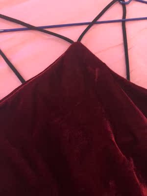 裙子很好看，显瘦，颜色是我喜欢的酒红，手感很好