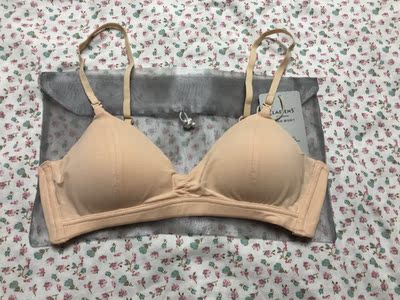 下午收到拆开快递袋感觉还不错，银色的包装盒，文胸整整齐齐躺在浅灰色纱袋里，高大上的样子深得我心哈哈。晚上等宝宝睡着了才想到文胸还没试穿，直接带着吊牌试穿看看合不合适。哇塞，超舒服，尺码也选的合适，哺乳期间长了两个罩杯，M号刚刚好。立马又下单买了另外两个颜色，之前的带钢圈的穿着容易堵奶，出门时间久了就涨的难受，这种柔软棉质的太舒服了，穿着就像没穿一样，海绵垫厚度适中，还有些轻微聚拢，当然这个不是我的关注重点。重点是实在太舒服了，做工也好，以后就他家的几个文胸换着穿。客服Susan也是超nice。会无限回购。。。。。