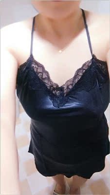 这个睡衣真的超级性感! 布料滑滑的,特别是后背,看了都受不了,太性感了哈。穿起来也挺舒服的,显 业身材! 非常推荐 ~价格也便宜