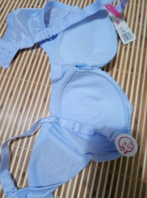 价格亲民,穿着也舒服。夏天穿不厚,挺薄的,很喜欢 价格亲民,穿着也舒服。夏天穿不厚,挺薄的,很喜欢