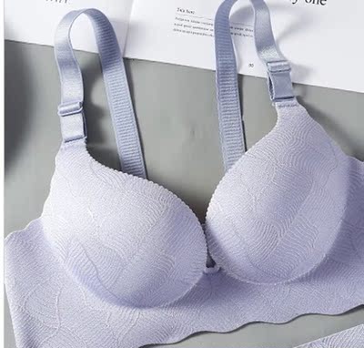 看了很久才选择的这家，看大家的评价觉得都挺好的，不过还是有点犹豫。因为之前买到的总是不那么满意，所以我就一直很认真的挑选，总算这件没有让我失望，内衣质量特别好，款式简单大方，特地穿了一段时间才来评价的。下水以后也没有出现变形或者褪色，尺码也是很标准的，并没有存在什么误差，没有钢圈穿着也特别舒服，聚拢效果特别好。这个价钱也不贵，比起实体店里一两百的质量性价比高很多，卖家发货速度也很快，反正这次购物真的很满意，会推荐朋友来的。