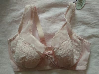 这款颜色可爱一些，中间间隔大，不聚拢，虽然都包住了，但感觉分散在两侧。。。已经很好了，相信华歌尔品牌！！