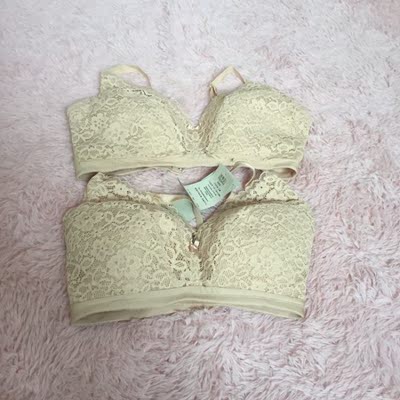 挺好 虽然我平时有钢圈的要穿75E  但毕竟无钢圈的我还没见过出到E的  这款包裹性不错 所以75D也可以  目前为止试过的无钢圈胸衣里对E罩杯最为可靠的 客观的反馈 这款支撑和聚拢性都可以 俩侧也不太会敞开毕竟一般大胸穿无钢圈胸衣时 胸衣俩侧总会因为没有侧幅钢圈支撑而敞开 本来实体店已经买过一件 这才来囤货 没什么差别 上面是实体买的 下面的是网店款