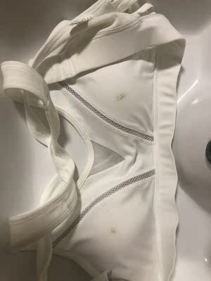 购买过水晒干后变成这样！我也不知道什么回事！难道是人家穿过的？