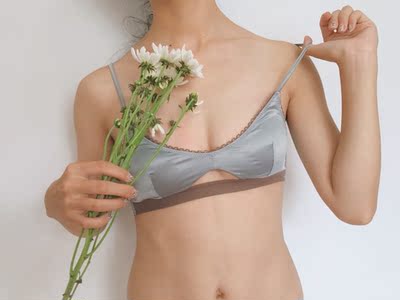 内衣穿着挺舒服的，而且做工也不错，挺轻薄的，而且也真的蛮好看的，这个价格也挺美丽的～挺满意的