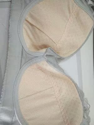 质量非常好，样子和图片一样，摸着软软的，穿着肩带不会往下滑，很魅惑，胸型漂亮聚拢效果很好的，穿着胸部一点也不会出现空杯跑杯什么的。还有内衣款式也非常漂亮，尺码非常标准发货物流也很快的而且内衣包装很精美，感觉店家对顾客很用心，给人的第一感觉非常好，请继续努力