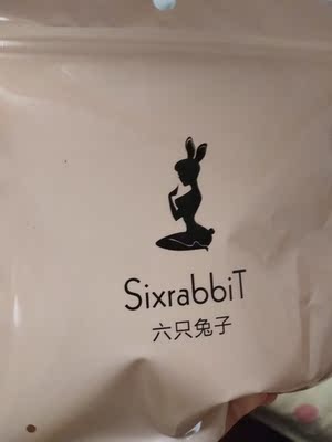 第一次买六只兔子，收到宝贝着实有点惊喜呀，包装是粉嫩嫩的，正是自己喜欢的风格，哈哈哈哈，内衣也是好看的，大小也挺合适，质量看着也不错呢，蕾丝也不扎人，不比一两百的差哦，会继续来逛六只兔子哒，有喜欢的再下手~