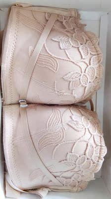 内衣内裤都很漂亮，穿着舒服。颜色我也喜欢。杏色比平时的那种肤色要好看。