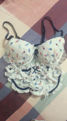 挺漂亮的,送了插垫,唯一的问题是这个款式不是很贴合我的胸型。 挺漂亮的,送了插垫,唯一的问题是这个款式不是很贴合我的胸型。