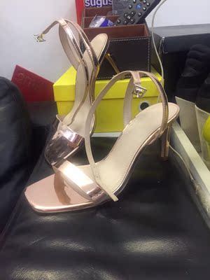 不是收到实物真是敢相信49元能买到这鞋…实在太惊喜了,本来是抱着试试的心态买回来看看实物 如果不满意就申请退货退款的,谁知这质量 款式真是超值超值 市面要300元左右 而且2双还可以包邮 买到就是赚到 还有这款高跟鞋码数正常 其他买家可以参考 如果是厚 肉肉脚联系买大一码 卖家更给力的就是买3双不同款式的这 确认收货就可以找卖家 3款中最低价的那一款 发红包给买家 👍👍 好款式高质量 好福利…卖家真是太给力了! 果断收藏关注了店铺 密切关注 免得走漏好货😄😄 不是收到实物真是敢相信49元能买到这鞋…实在太惊喜了,本来是抱着试试的心态买回来看看实物 如果不满意就申请退货退款的,谁知这质量 款式真是超值超值 市面要300元左右 而且2双还可以包邮 买到就是赚到 还有这款高跟鞋码数正常 其他买家可以参考 如果是厚 肉肉脚联系买大一码 卖家更给力的就是买3双不同款式的这 确认收货就可以找卖家 3款中最低价的那一款 发红包给买家 👍👍 好款式高质量 好福利…卖家真是太给力了! 果断收藏关注了店铺 密切关注 免得走漏好货😄😄