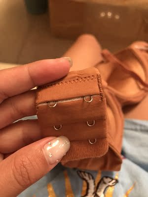 不知道本来就是这样的还是他们的质量问题，和几十块的有什么区别呢！看着也不值这个价钱