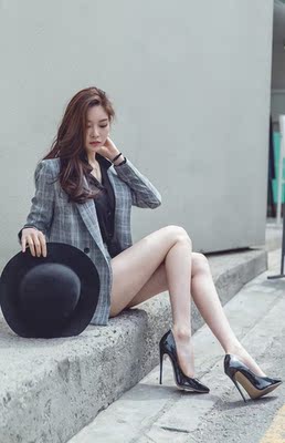 很好，无色差，和描述图一样。  颜色是浅肤色，基本不透肤。质地非常丝滑，穿着舒适透气。做工可以，质量也很好。  尺码合适，弹性很好。拉链要是用隐形的，再加长一些就更好了。包装是简装的。  物美价廉，好评，推荐！