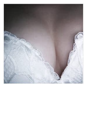 真的很好看啊啊但是穿着没有那么的舒适因为是聚拢的吧但是没有做的那么合理还是我买小了穿久了会觉得嘞有点难受