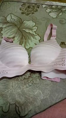 宝贝收到了，非常好，柔软 聚拢效果也很好 比我以前买的两百多的都要好 以后买内衣就你家了 大爱！！