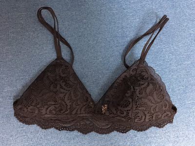 非常好看的内衣，薄的好舒服哟，黑色好搭配，其他颜色也不错。肩带也是新流行的双细肩带。总之满分呀！内衬里面也很好。没线头，做工也细致的。