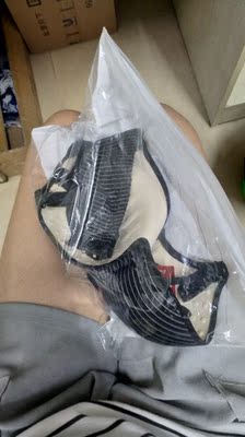 宝贝收到时，只有一件，联系客服之后，客服又重新给我发了一件，可以说是非常负责了，图片上是补发的