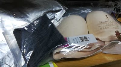 好评好评~绝对好评~ 第一,老板用的是好袋子装的,银色的,感觉很高大上Ծ‸Ծ 第二,内衣质量挺好的,摸着很舒服,满意满意~ 唯一不好的是,感觉内衣偏小一码,平时我穿的都是34B的,可是这个好勒人,想换货,可是感觉有点麻烦Ծ‸Ծ 好评好评~绝对好评~ 第一,老板用的是好袋子装的,银色的,感觉很高大上Ծ‸Ծ 第二,内衣质量挺好的,摸着很舒服,满意满意~ 唯一不好的是,感觉内衣偏小一码,平时我穿的都是34B的,可是这个好勒人,想换货,可是感觉有点麻烦Ծ‸Ծ