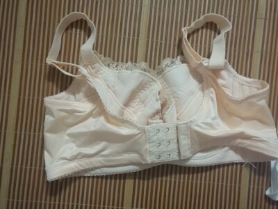 穿着很舒服，客服推荐的码数也很准。买了一件蓝色和肤色。