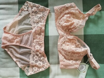 自从去年618活动在怡倩家买了两件内衣,一件丝绵杯、一件超薄款内衣以后,就爱上了这种超薄的蕾丝内衣了,可以大胸显小,夏天又特别凉快,几乎感觉不到内衣的束缚,真的很舒服。直播活动买了两件同款不同色的内衣,喜欢的颜色没有C杯了就买了D杯,确实比C杯穿着宽松一点,也很合适了。实物颜色比买家秀照片好看。 自从去年618活动在怡倩家买了两件内衣,一件丝绵杯、一件超薄款内衣以后,就爱上了这种超薄的蕾丝内衣了,可以大胸显小,夏天又特别凉快,几乎感觉不到内衣的束缚,真的很舒服。直播活动买了两件同款不同色的内衣,喜欢的颜色没有C杯了就买了D杯,确实比C杯穿着宽松一点,也很合适了。实物颜色比买家秀照片好看。