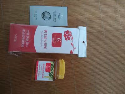 我想说为什么我没有润肤乳？？不过总的来说，这个蜜蜡效果还是不错的，但是涂的时候量不好控制，过程太痛了我忍不了，所以只脱了一边脚的一部分，对比一下，左脱右没脱(光线太强可能看不太明显）