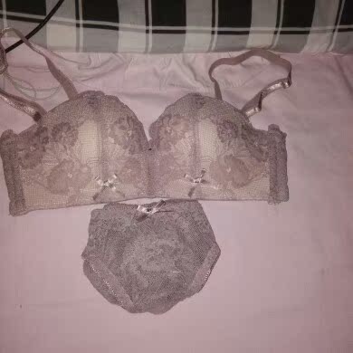 还行，我挺喜欢的，不太喜欢豆沙的，适合小胸的仙女啦