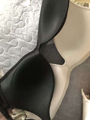 内衣底围偏小，内衣的味道很大，试过很多方法都很难消，真的不太敢穿，再吐槽一下物流和服务，实在要改善，1号下单到10号才收到，深圳到东莞本来隔天就到了。实在给不了五星好评