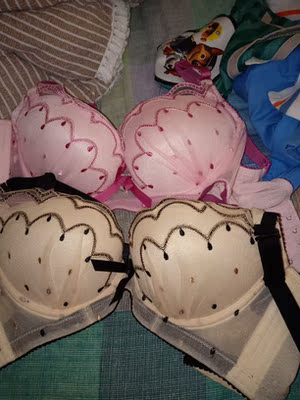 不知道买过的人有没有同感，好大一股石墨的味道，快递还是挺给力的