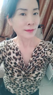 豹纹打底衫穿着很漂亮，很性感，弹性好，尺寸也很合适，非常完美的一次购物。