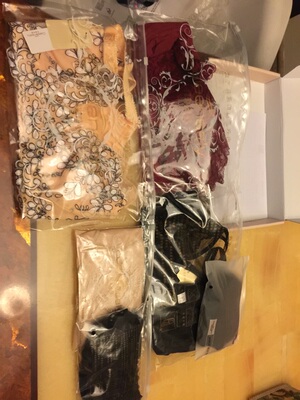 双十一凌晨抢拍的 系统错误 导致价格全部变成200多一套 拍了三套不同款的 结账600多 实际优惠价格应该在230左右 问了客服说收到就退差价 收到联系后退了差价 不过本来 当天用购物津贴的话 还该优惠30左右 但是实际只退了15元补偿津贴 不太满意这个处理 这套尺码偏大很多 下胸围偏大至少一个号 扣到最紧 还很松 比较单薄 平时买的话价格不怎么值 双十一买还行 凑合