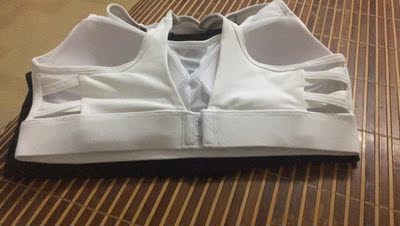 之前L号买大了换M号 等了十几天 结果今天收到的黑色M号比白色M号大许多  难道是工厂黑色M号没货 拿L号改的吗？怎么说也是旗舰店 码数这么不标准 对淘宝真的是越来越无语了