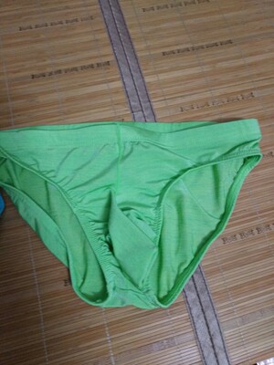 这裤子质量太差了，穿着非常热，不好，