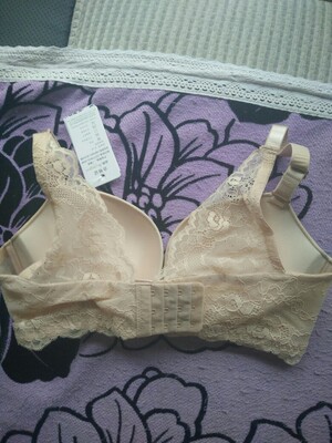 今天试穿一下，号码有点小，穿上胸围肩带有点紧，肩带有点短，必须能上加长扣才行。