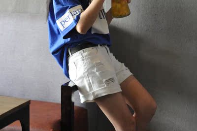 收到几天了，因为裤子不错所以来评价一下，一般我都是默认的评价。评价下裤子，裤型腿部比较宽松，绝对的凉快，但是裤腿还有那么长是绝对不会漏的，破洞很时髦，然后是做工，没有发现一点儿多余的线头，穿在身上还是挺显品质的，一看就是好货，也不会皱巴巴的，个子不高拍的小码很合身，这个季节必备短裤，亲亲们买吧，很赞