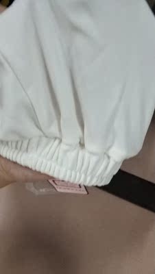 面料很差 贴身穿的东西居然用这种布料 挺好看的东西就这样毁了 难受 面料很差 贴身穿的东西居然用这种布料 挺好看的东西就这样毁了 难受