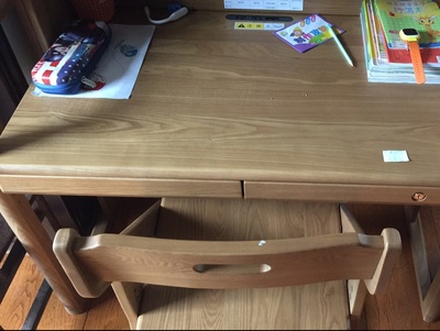 评测点评给孩子买生活了望塔学习桌怎么样,好用吗?是实木的吗?
