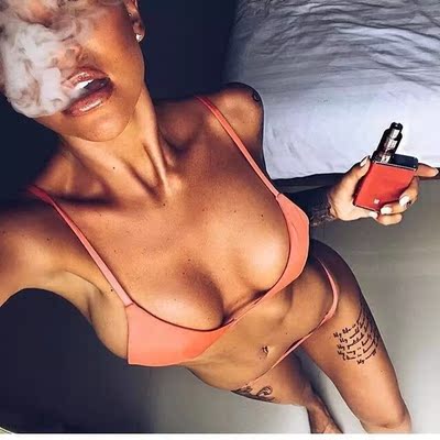 好看！没有评价说的那么紧。夏天没有比基尼也叫夏天？我挑的这个颜色感觉很少人买，但是撞色的很好看，适合夏天的感觉。还没穿去游泳过，看评论说带子容易掉，有点担心。过后会追平。