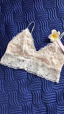 宝贝真是貌美，仿佛出水芙蓉，面料柔软细腻，穿着舒适透气，透着法式优雅风情，十分推荐。