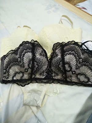 内衣很漂亮，摸起来很舒服的,  弹性很大，穿身上非常贴身舒服。舒服透气不憋闷，款式简简单单，关键特别聚拢胸型，下水洗了没变形也没掉色，颜色很正特别喜欢，超级实惠，推荐大家购买，真的不错呦！