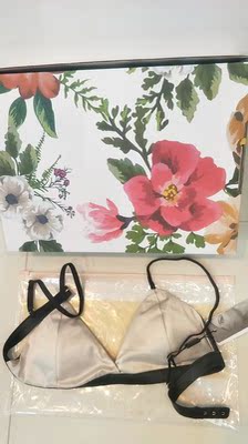 这款不论搭配哪种吊带裙或者露背的服装，哇塞那个身材，美背美肩瞬间得以展现，夏季选这款内衣穿戴真的是适合不过了，首先它的罩杯厚度适中，穿上后的稳定性也稳固，不像平常内衣一样动不动就需要移位调整，穿一天下来我几乎都是不用怎么调整的，内衣确实值得点赞，设计精巧简约时尚，赞赞赞赞！