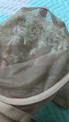 很少评价，这次真的觉得内衣买这家就对了，以后买内衣认这家了！因为c杯找好看的款式真的很难！这家的内衣布料很舒服，大杯我选的都是薄的，很舒服，肩带的松紧弹性特别好！看得出一分钱一分货的！支持这家的内衣！！！这款还送了贴心的乳垫