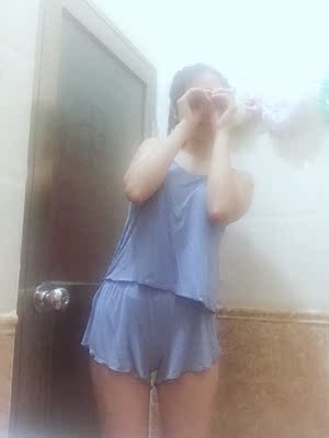 宝贝质量非常好，物流也很快，衣服是套装的，很柔软，穿上睡觉真的是很舒服，好喜欢