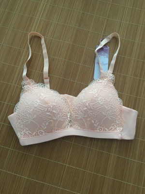 这次买的几件都非常喜欢，前几年是歌瑞尔的粉丝，她们家的特点就是甜美，罩杯后，硬钢圈，今年开始关注润微家，特别喜欢无钢圈，穿上身特别舒服的内衣，上次做活动一共买了八件，虽然我是小胸，但是还是更加喜欢这次买的薄杯，一次满意的购物