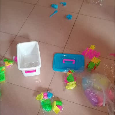 这个沙泥确实不同橡皮泥!而且一点味道都没有!小孩玩得好开心 这个沙泥确实不同橡皮泥!而且一点味道都没有!小孩玩得好开心