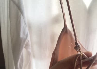 真的无语 才穿两天就断了.... 手感摸起来也很一般&hellip;&hellip;