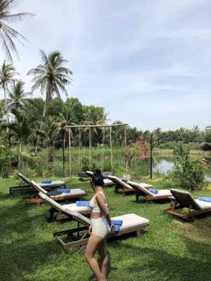 发货很快 在我出国度假前寄到了 164 108斤穿的L 客服推荐的尺码很合适 我胸有点外扩 这个聚拢效果不错 没有钢托 有胸垫 版型不错 下垂外扩的大胸穿也能完包裹住  上身显瘦 高腰遮肚子 裤子也挺厚实的 两层布料 白色也不会透 放心下水啦