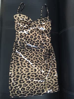 很美，和网上的模特图片效果一样，所见即所得，很美很潮，很不错，质量面料做工厚实